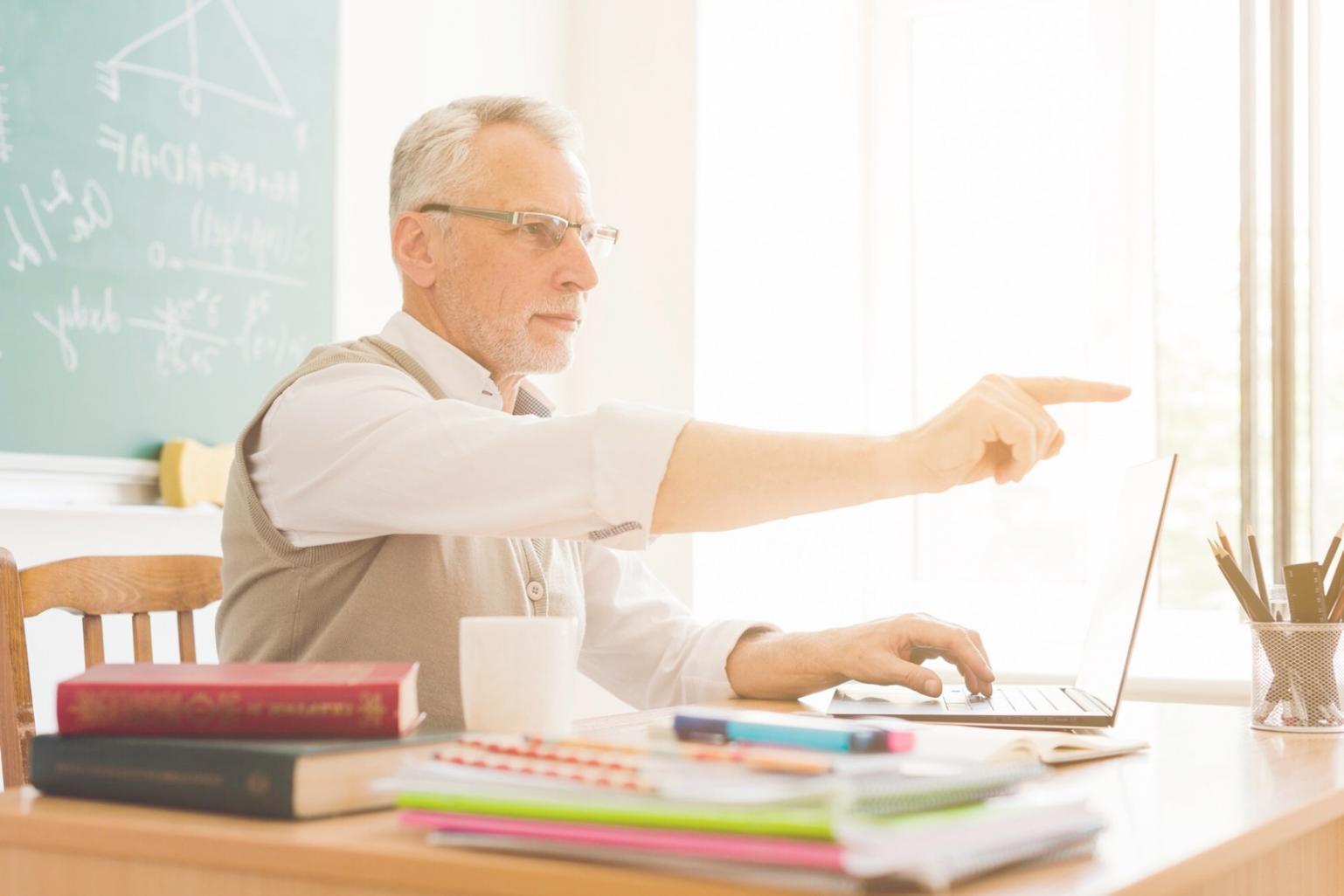 Analyste financier travaillant sur modèle de valorisation