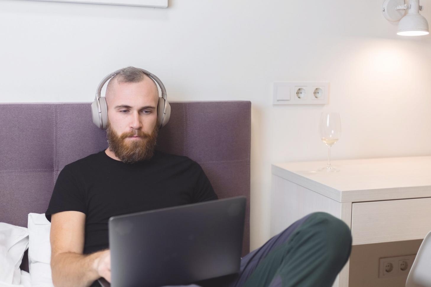 Salle de formation avec participants travaillant sur des analyses financières
